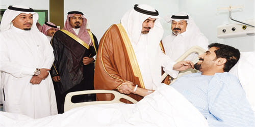 الأمير جلوي خلال زيارته رجل الأمن المصاب آل حارث