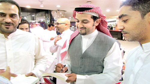  المؤلف في تدشين الكتاب في معرض الرياض