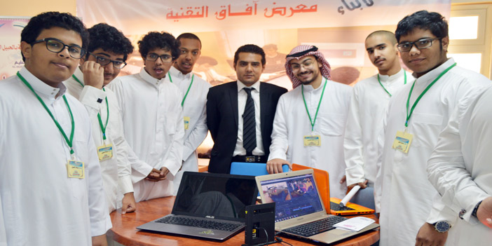  أحد أركان المعرض ويظهر عدد من الطلاب المشاركين