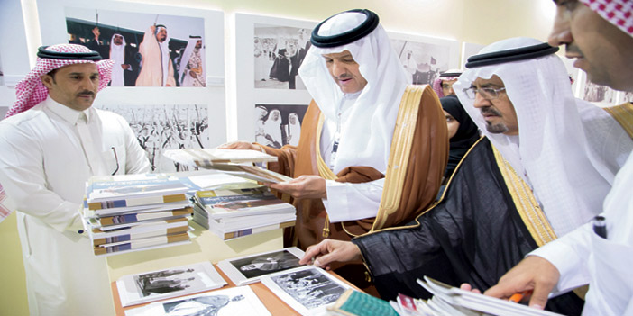 الأمير سلطان بن سلمان يطلع على محتويات المعرض