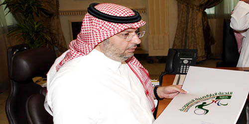  الأمير عبد الله بن مساعد يحمل الشعار الرسمي للجنة