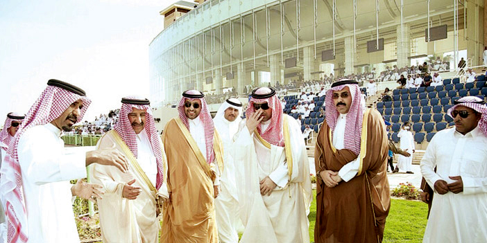 سلطان بن محمد يمنهج خطوات دورة عز الخيل لعولمة سباقات السرعة السعودية 