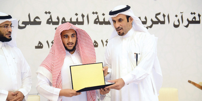  د. المقرن خلال تكريمه الفائزين في المسابقة