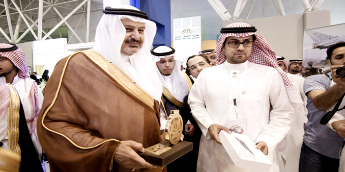  الأمير فيصل بن محمد خلال زيارته لجناح جامعة الباحة
