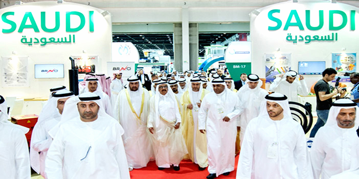  حمدان بن راشد آل مكتوم نائب حاكم دبي أثناء زيارته للجناح السعودي
