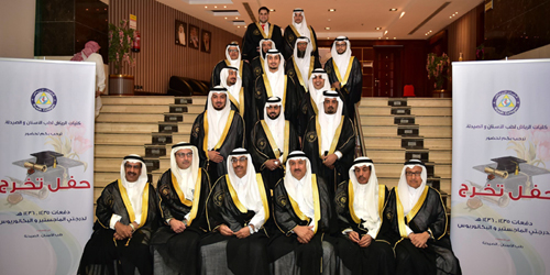  الشمري في صورة جماعية مع الخريجين