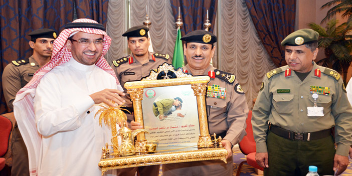  الفريق المحرج يتسلم هدية تذكارية من الدكتور العيسى