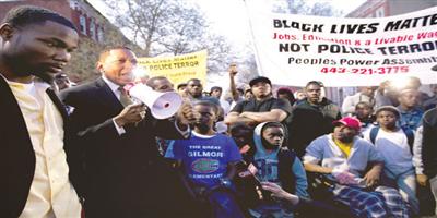 مظاهرات في بالتيمور الأمريكية بسبب وفاة أمريكي من أصل إفريقي في سجن الشرطة 