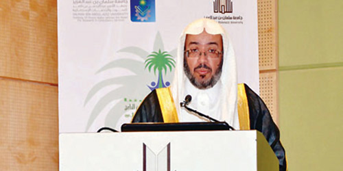  الشيخ عبدالعزيز الداعج ممول الكرسي