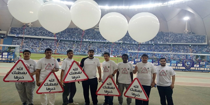 فريق التطوع يحمل بالونات وشعار المبادرة قبل انطلاق المباراة