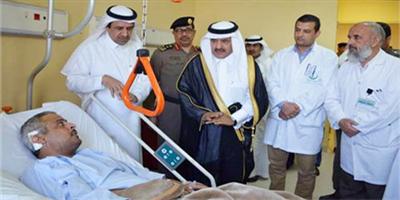 أمير منطقة الرياض يطمئن على صحة رجلي أمن 