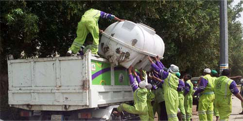  رفع المخلفات من الشوارع