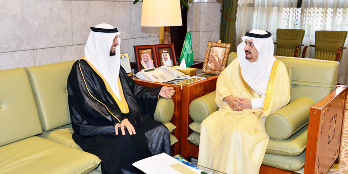 الأمير فيصل بن بندر يستقبل أمين فرع هيئة السياحة والآثار بالرياض 