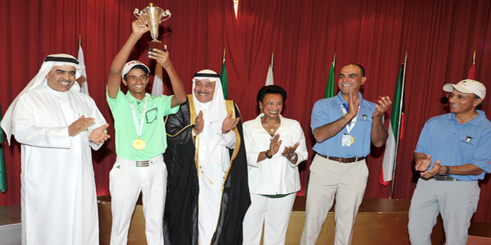  الشريف متوجاً بكأس البطولة