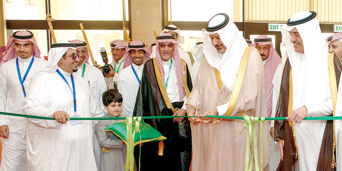  الأمير فيصل بن محمد ومعالي د. أحمد الشعيبي لحظة افتتاح المعرض