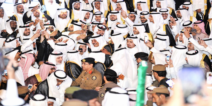  أمير الباحة بين أبنائه الخريجين