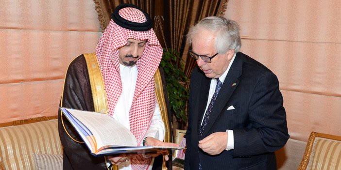  الأمير فيصل مستقبلاً السيد رولف