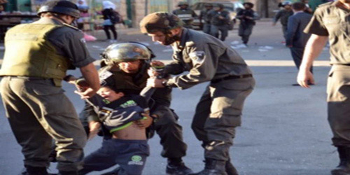  جنود جيش الاحتلال الصهيوني يعتقلون أطفال فلسطين بكل صلف
