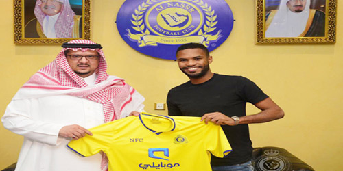  عكاش يحمل قميص النصر مع رئيس النادي