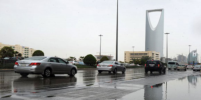 أمطار (الفجر) تلطف أجواء الرياض .. وتوقعات باستمرارها 