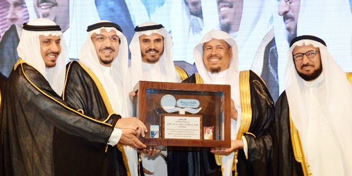 وافق على الرئاسة الفخرية للكليات.. أمير منطقة القصيم عقب تتويجه خريجي كليات بريدة الأهلية: 