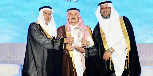  أمير الرياض خلال افتتاحه أعمال ملتقى ومعرض توطين صناعات التحلية
