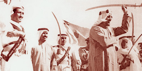  الملك سلمان يؤدي العرضة مع أخيه الملك سعود - رحمه الله -