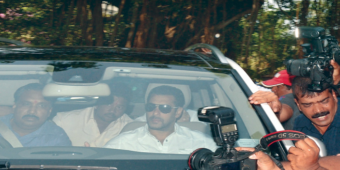  الممثل الهندي سلمان خان «يمين» لدى وصوله لقاعة محكمة مومباي أمس