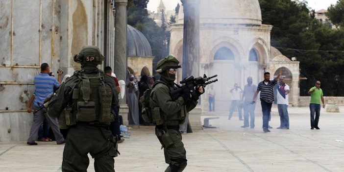  القوات الصهيونية تقاوم الفلسطينيين العزل في باحات المسجد الأقصى