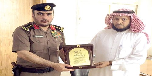  العواجي يكرم المحيسن