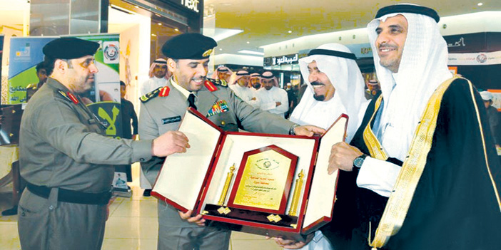  الغذامي يستلم درع التكريم