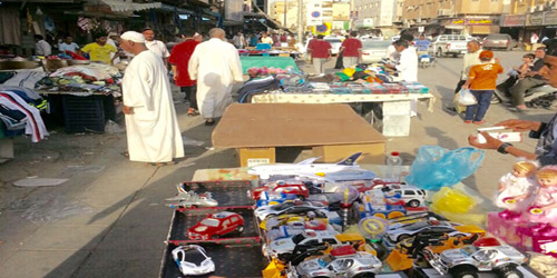 داهمت 4 منازل وقبضت على 12 جائلاً وجائلة 