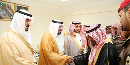 الأمير فيصل بن مشعل مستقبلاً المواطنين بالمحافظة