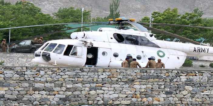  طائرة مروحية عسكرية تنقل المصابين إلى المستشفى