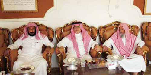  الأمير فهد بن عبد الله لدى زيارة أسرة بن نوفل