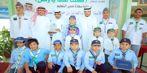  مجموعة من الكشافة المكرَّمين