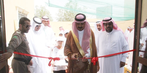  محافظ ثادق يقص الشريط مفتتحاً معرض المياه