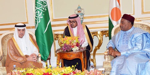  رئيس النيجر لدى استقباله الوزراء