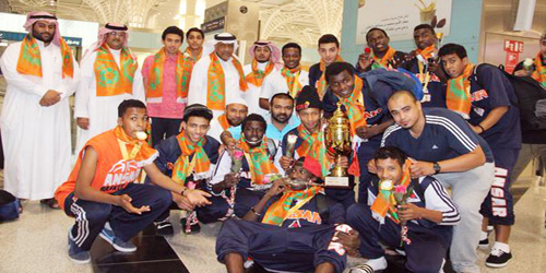  شباب سلة الأنصار مع كأس بطولة النخبة