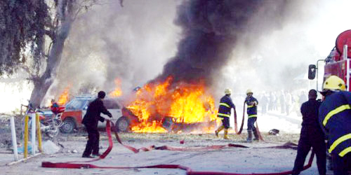  يحاول رجال الإطفاء إخماد حريق ناجم عن تفجير سيارة
