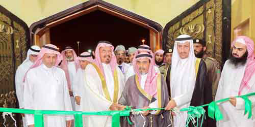  محافظ الزلفي يقص شريط معرض عاصفة الحزم وإعادة الأمل