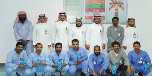 ابتدائية البنات الـ(25) بعنيزة تكرم عمالة مستشفى الملك سعود المتميزين 