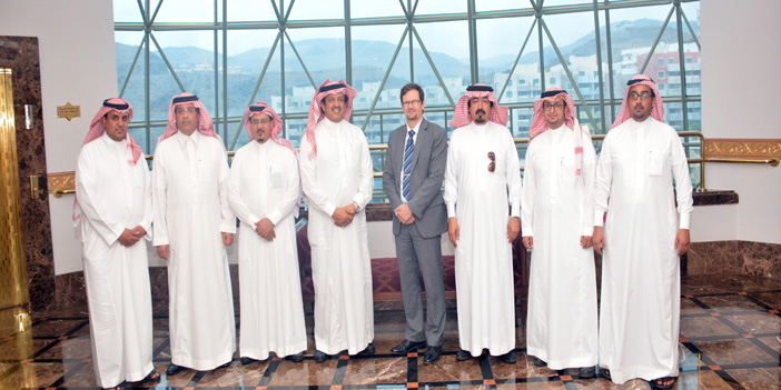  سفير فنلندا خلال زيارته لغرفة أبها