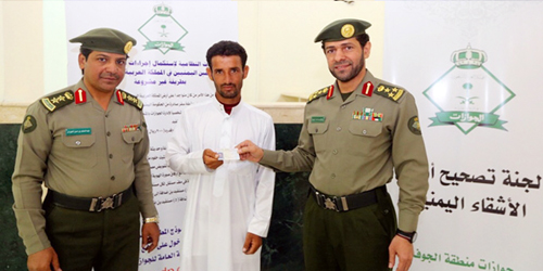  ضابط الجوازات يسلم مقيما يمنيا بطاقته