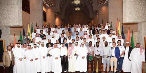 مدير الجامعة وعدد من منسوبيها والطلاب الفائزين بعد الاحتفالية