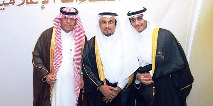  رئيس الفيصلي مع نجله يتوسطهما مدير الجامعة