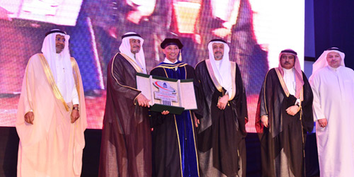 كلية البترجي الطبية تزف 352 خريجاً لسوق العمل 