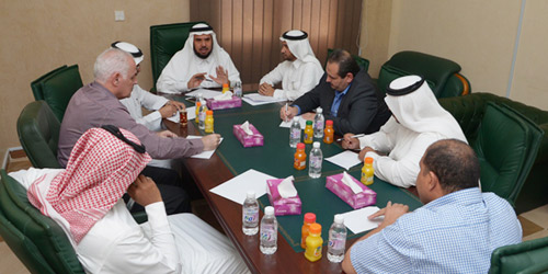  مدير جامعة الباحة خلال اجتماعه بالمسئولين بكلية محافظة قلوة