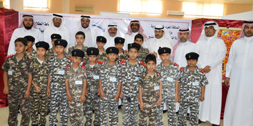  مدير التعليم مع عدد من الطلاب المشاركين