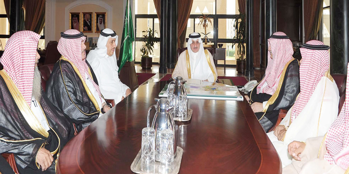  أمير منطقة تبوك يجتمع بأمين المنطقة ووكلاء الأمانة